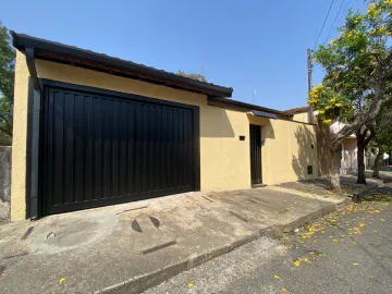 Alugar Casa / Padrão em São João da Boa Vista. apenas R$ 2.000,00