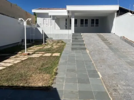 Alugar Casa / Padrão em São João da Boa Vista. apenas R$ 1.300,00